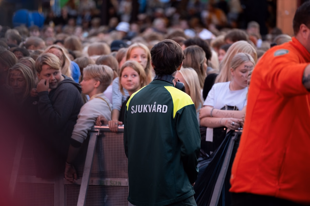 Sjukvårdare från Hjärtgruppen framför publikhavet vid en konsert