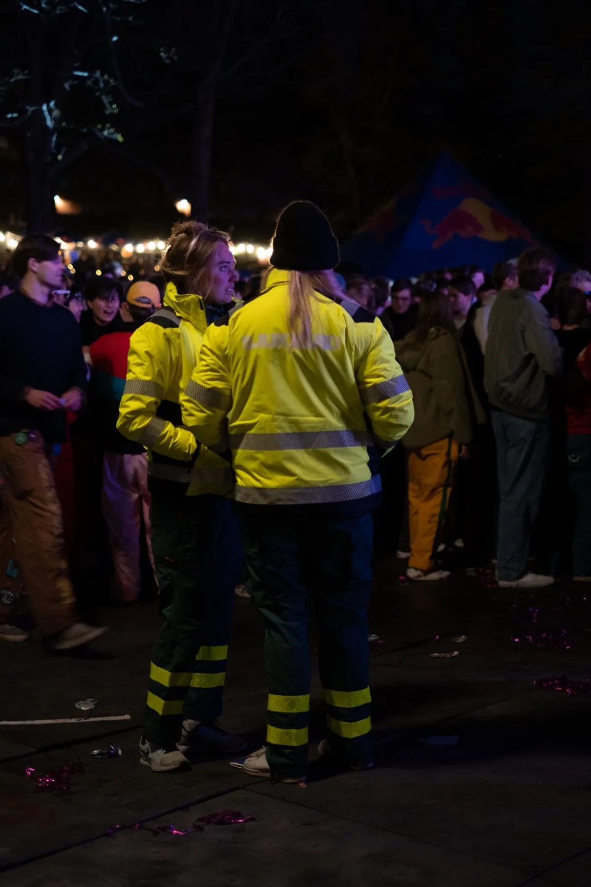 Två sjukvårdare från Hjärtgruppen i publiken under en kvällsfest